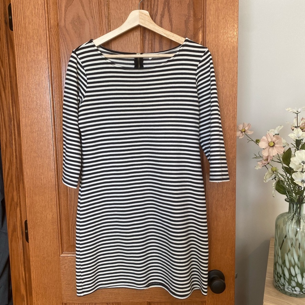Size M 3/4 Sleeve Striped Shift Dress